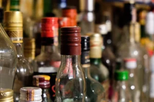 Desmantelan fábrica de alcohol adulterado en propiedad agrícola de Barahona