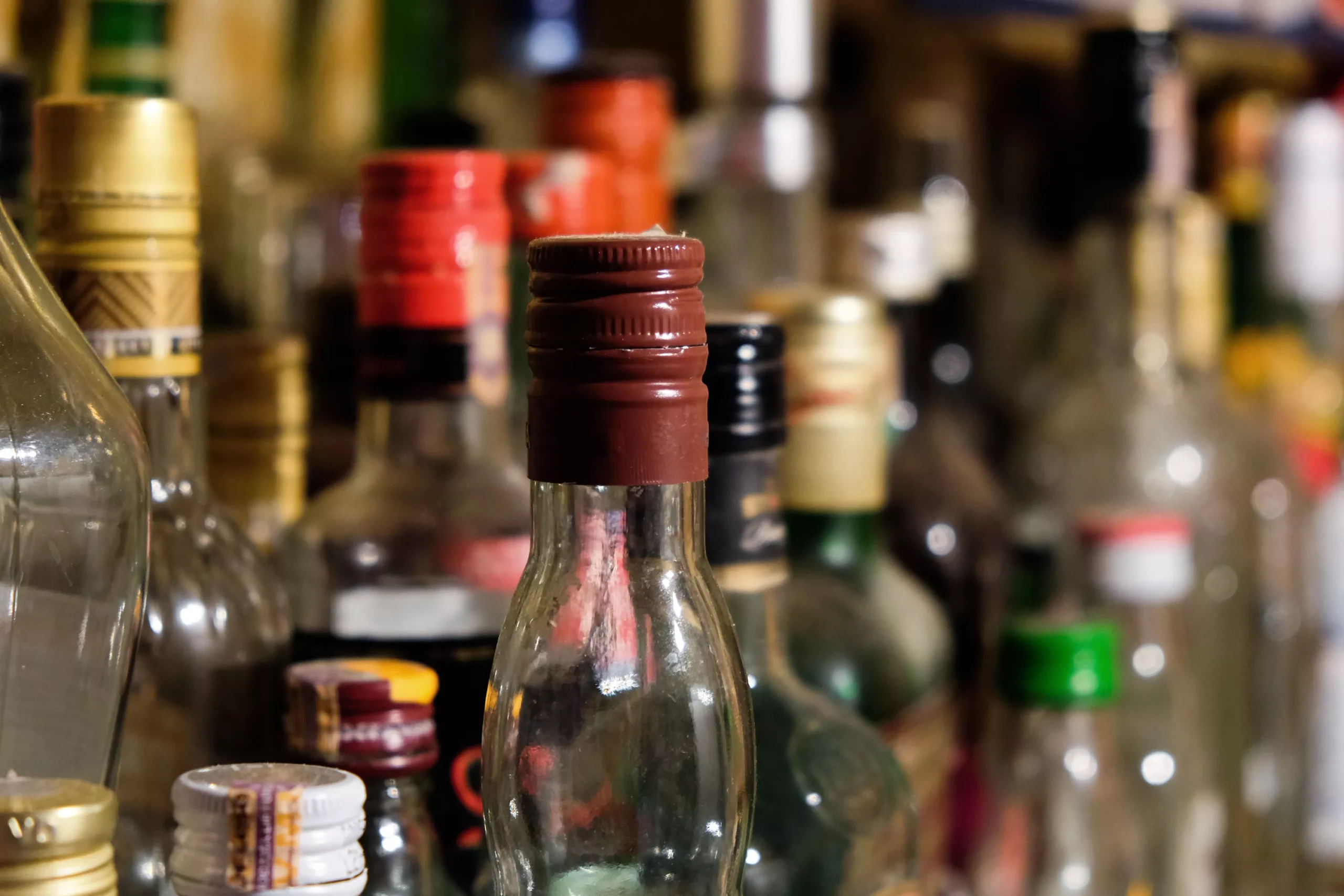 Desmantelan fábrica de alcohol adulterado en propiedad agrícola de Barahona