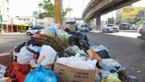 Vertederos improvisados copan vías y residenciales en Santo Domingo Este                               