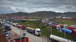 Camiones varados en Bolivia por protestas en Perú 