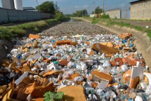 Canal de riego Monsieur Bogart es intervenido por el cúmulo de basura 