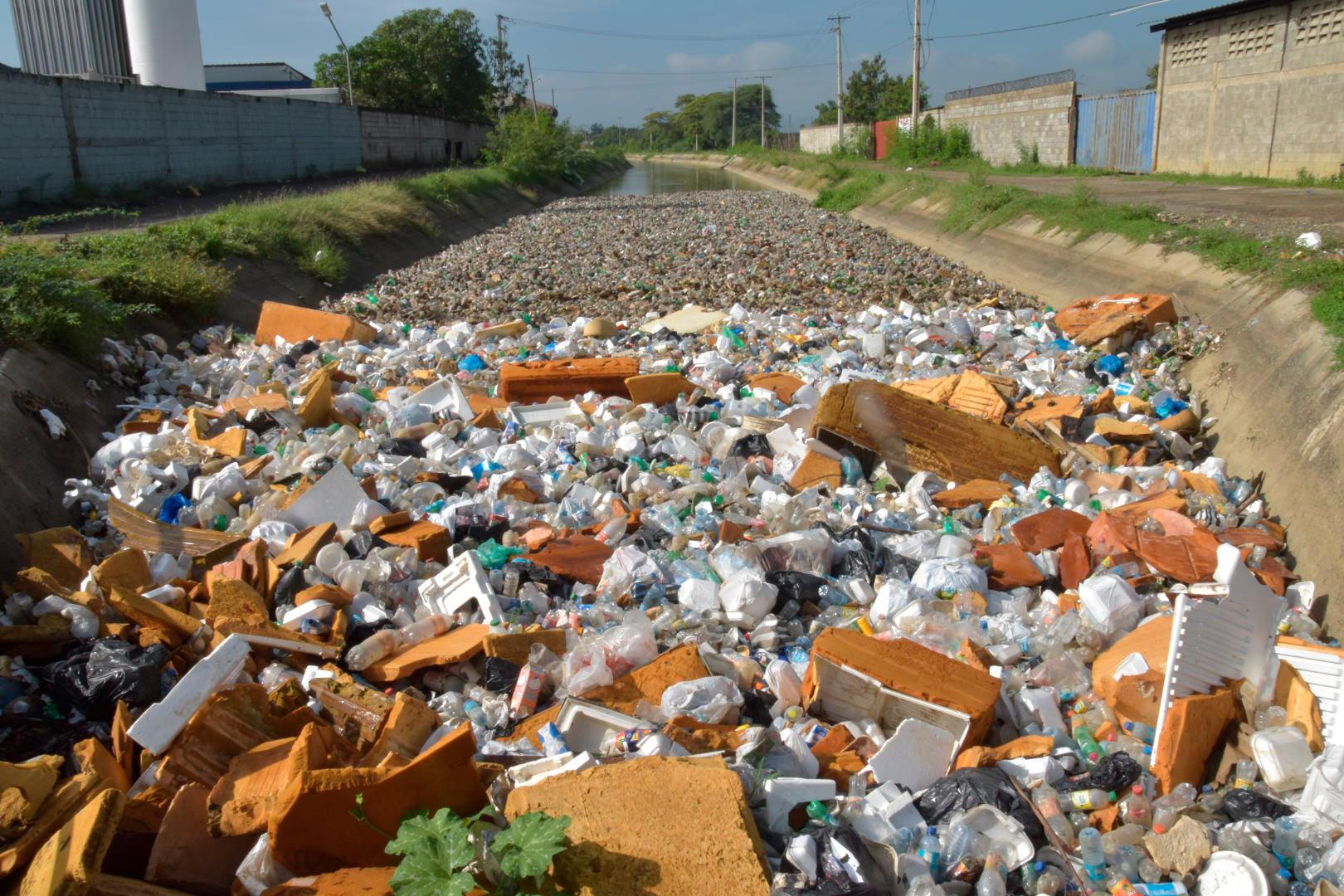 Canal de riego Monsieur Bogart es intervenido por el cúmulo de basura