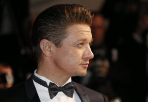 Jeremy Renner reaparece para dar las gracias a sus fans tras su accidente