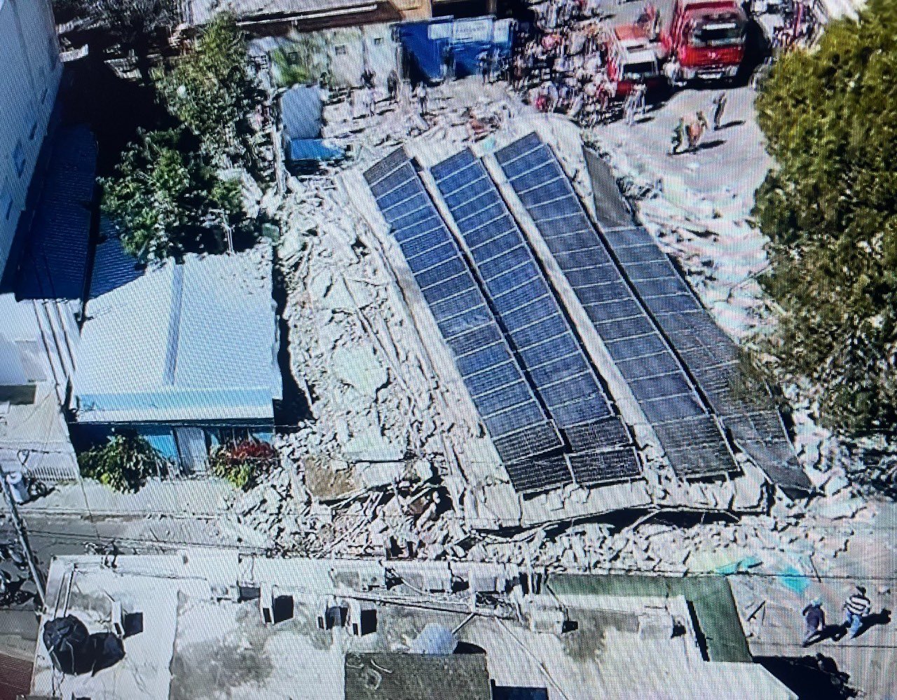 Momento exacto en que cayó el edificio Multimuebles en La Vega