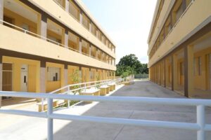 En Nagua, denuncian escuela a medio terminar funciona como finca de animales 