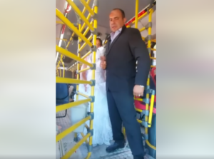 Novia llegó a la iglesia en autobus; los invitados quedaron sorprendidos 