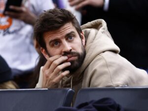 Piqué acude a partido donde sonó nueva canción de Shakira