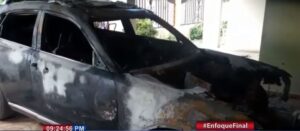 Queman jeepeta a mujer dentro de su residencia en La Vega
