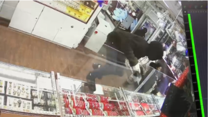 Desconocidos asaltan joyería a punta de pistola en Passaic, New Jersey