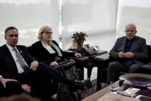 Lula y jefes de los poderes del Estado de Brasil piden «serenidad» para «defender la democracia» y rechazan los «actos terroristas»