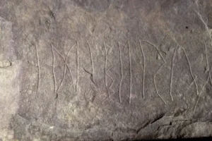 Hallan en Noruega la estela rúnica más antigua del mundo