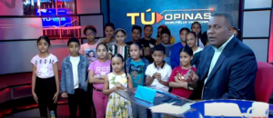 Tú Opinas entrega juguetes a niños que respondieron preguntas sobre Juan Pablo Duarte 
