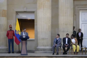  Colombia: Petro llama a las calles en apoyo a sus reformas 
