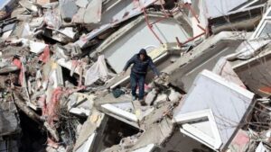 Imágenes de las valientes enfermeras que abrazaron incubadoras durante terremoto en Turquía 