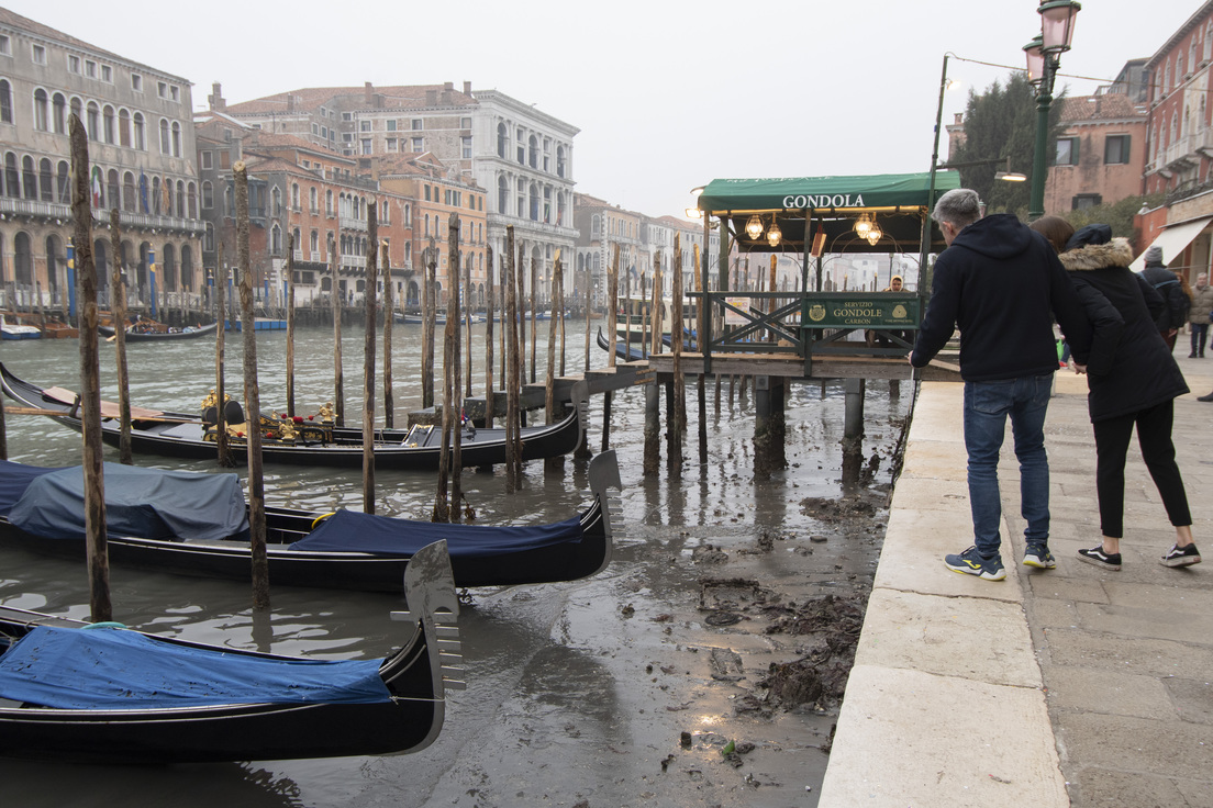 Canales de Venecia casi secos por inusuales mareas bajas