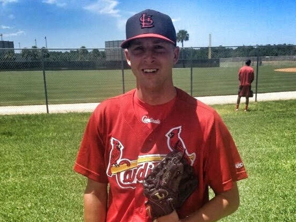 Tyler Dunnington practicando con los Cardenales