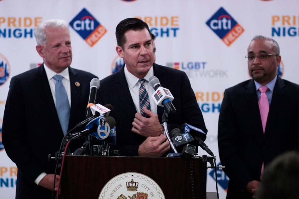 Billy Bean dando un discurso en Pride Night