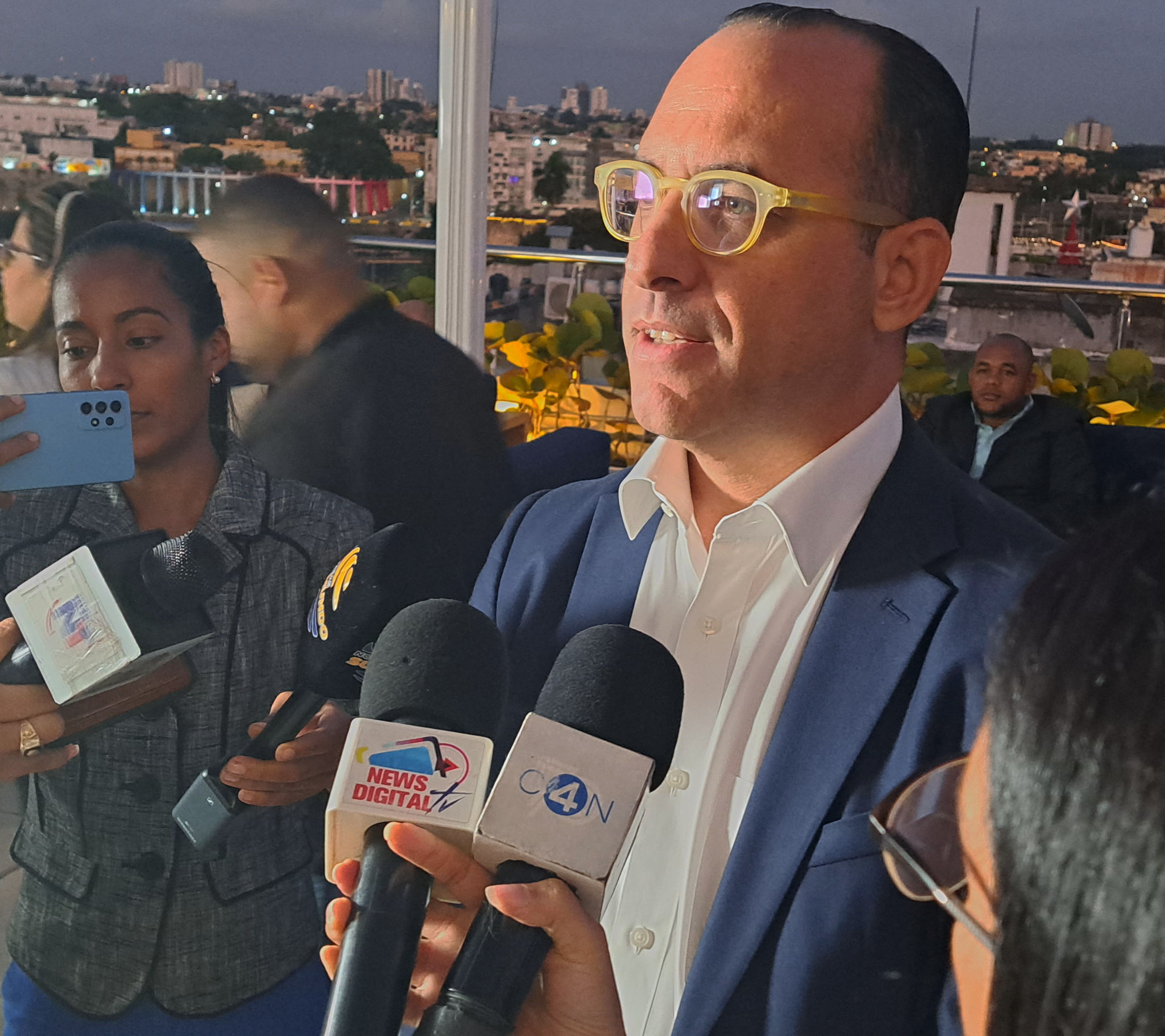 Adesinc saluda decreto permite importación de armas y municiones a compañías