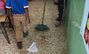 Denuncian obligan niños a limpiar escuela por falta de conserje en Ureña Cancela
