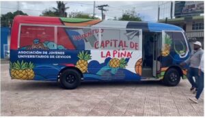Ministerio de la juventud entrega autobús estudiantil en Cevicos y otros pueblos del nordeste