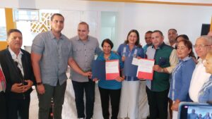 Gobierno entrega ayuda económica a Club Cansino y Rotary Nagua