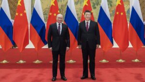 Putin y el máximo diplomático de China se comprometen a fortalecer lazos entre ambos países
