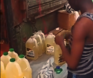Video: denuncian venta de aceite adulterado en colmado 