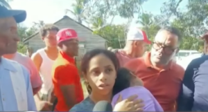 Entregan vivienda reconstruida y amuebla  a madre de niña enferma en nagua; menor recibirá atenciones médicas 