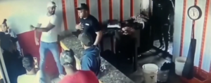 Comerciante denunció que un hijo del alcalde de Constanza lo intentó agredir dentro de su negocio