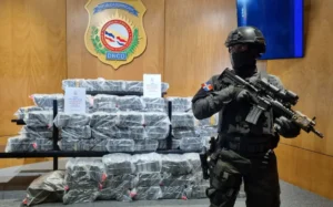 Ocupan 320 paquetes presumiblemente cocaína en operativos simultáneos en Caucedo Y SPM 
