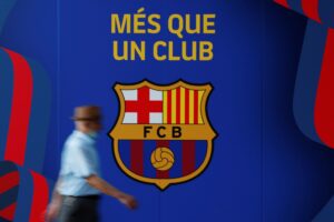 Un hombre junto a las puertas de las oficinas del FC Barcelona en una foto de archivo. EFE/Alejandro García
