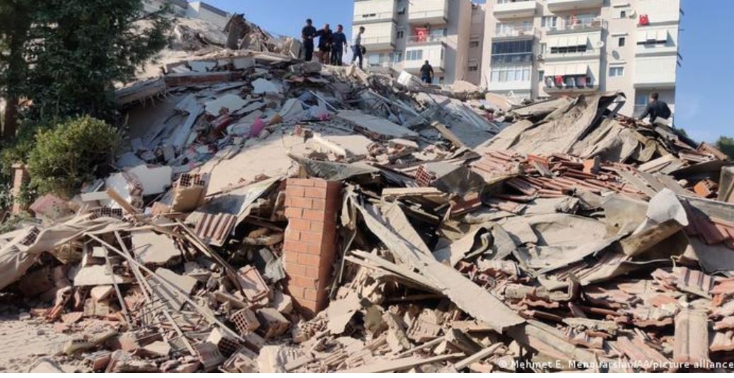 Confirmaron la muerte de al menos cinco personas tras un poderoso terremoto de magnitud 7,8 en Turquía