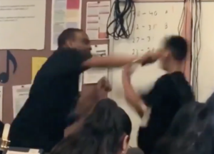 Captan a maestro golpeando a estudiante tras insultos racistas 