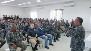 Policías participan en charla para mejorar el comportamiento ante la población