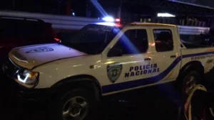 Villa Mella: con pistola en mano, policías se enfrentan a ciudadanos por incautación de bocina 