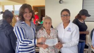 Plan Social entrega ayudas sociales en Cotuí a personas de escasos recursos económicos