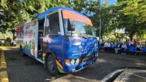 En Nagua entregan autobús a estudiantes universitarios  