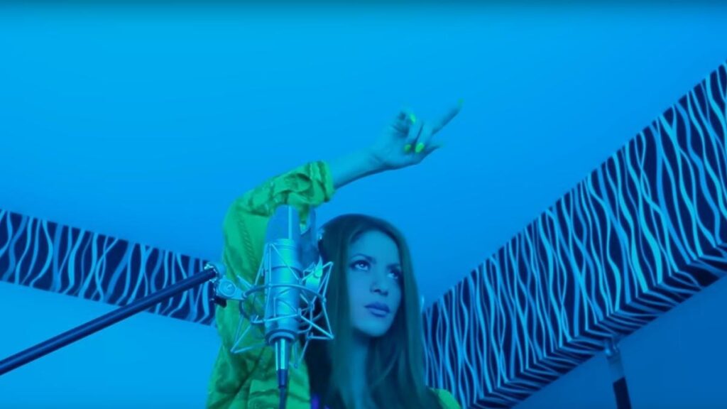 La “BZRP Music Sessions #53” ha sido un éxito rotundo desde su estreno hace poco más de un mes. La canción de Shakira, en la que lanza varias indirectas contra Gerard Piqué por su presunta infidelidad con Clara Chía Martí, se ha convertido en una de las canciones más escuchadas, vistas y comentadas en plataformas.  Además, la canción también ha encontrado un camino para llegar a las aulas de clase, pues en un vídeo que se ha vuelto viral en las redes sociales, se puede ver a una maestra solicitando a Shakira que haga una canción con las tablas de multiplicar para que sus alumnos las aprendan