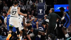 Sancionan a Mo Bamba y Austin Rivers por pelea en juego del viernes