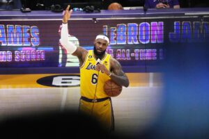 Se teme larga baja por lesión de pie de LeBron James

