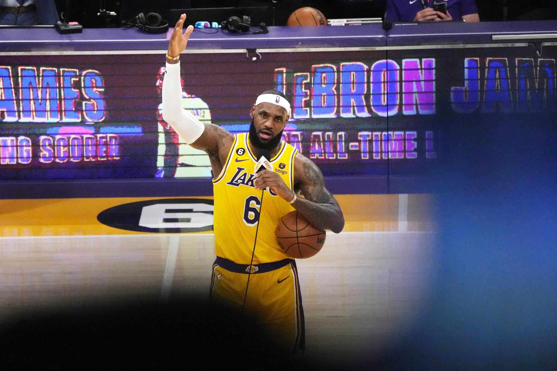 Se teme larga baja por lesión de pie de LeBron James