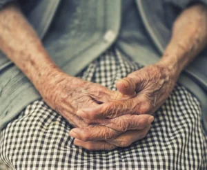 Mujer envejeciente pide la reparación de su casa para vivir dignamente  en Mao 