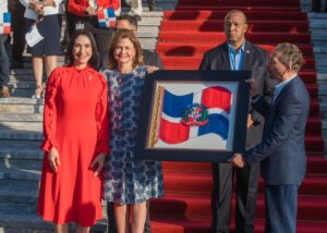 Vicepresidenta Raquel Peña encabeza acto de homenaje a la Bandera Nacional