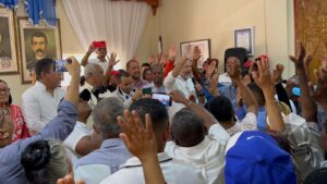 Robert Arias juramenta en el PRM a regidores, ex-alcalde del PLD y FP en Barahona