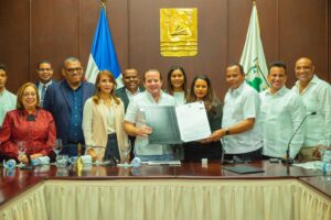 Paliza entrega tres autobuses a estudiantes y deportistas