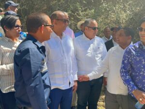 Ministro de Obras Públicas supervisa trabajos de carreteras en Montecristi y Dajabón   