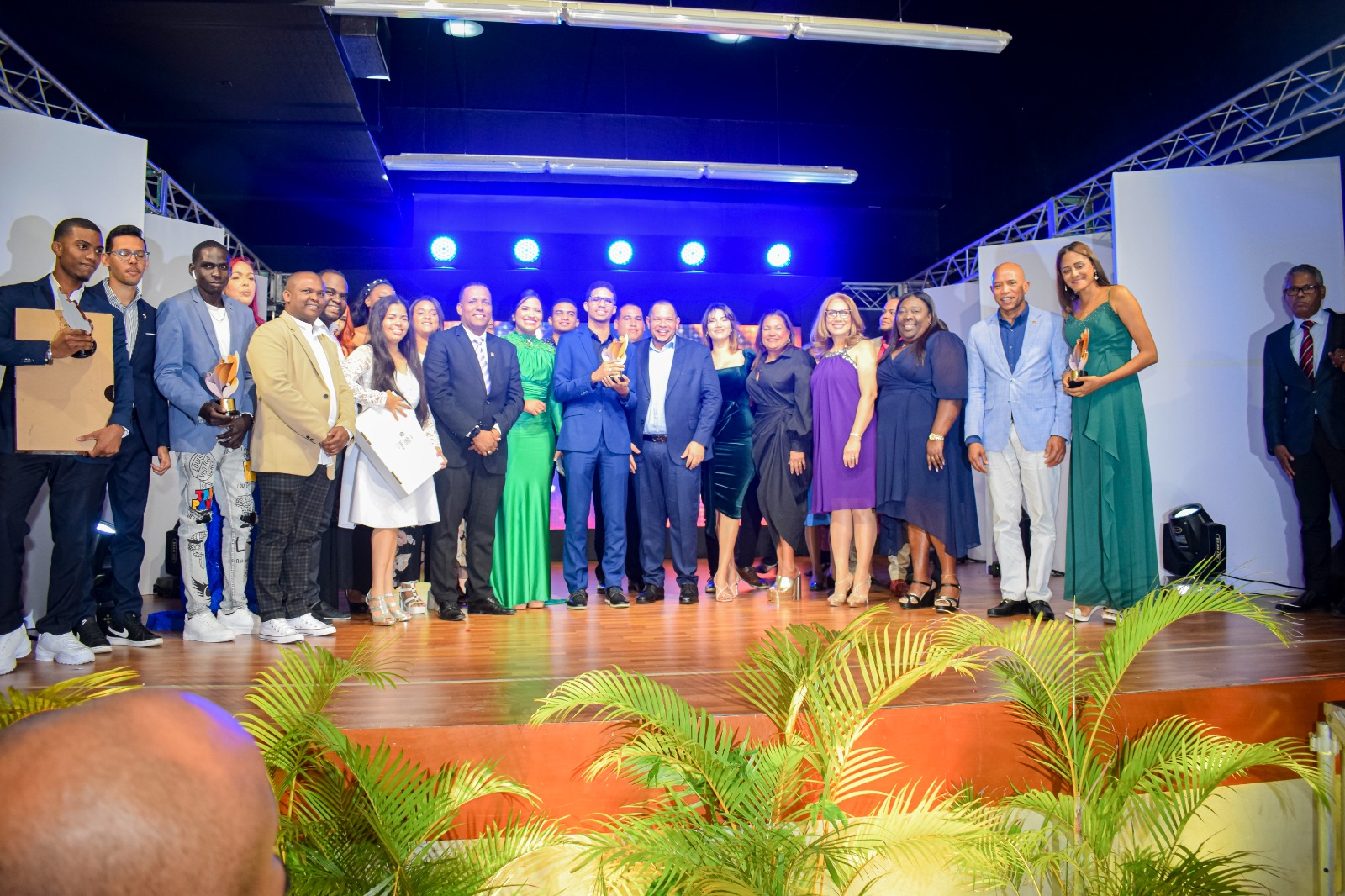 Premian 11 destacados jóvenes en Premios Juveniles SDN
