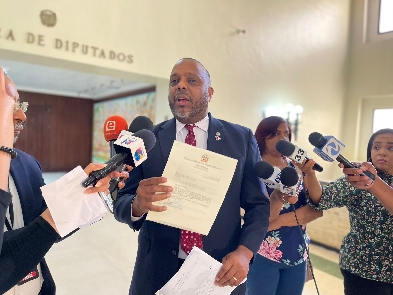 El diputado por el PLD Luis Henríquez, tronó contra el Gobierno por mantener congelados los precios de los combustibles