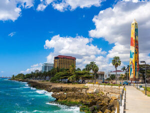 Imagen del malecón de Santo Domingo con un clima soleado y nubes dispersas. / Fuente externa.