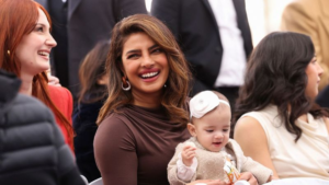 Nick Jonas y Priyanka Chopra Jonas muestran a su hija en público